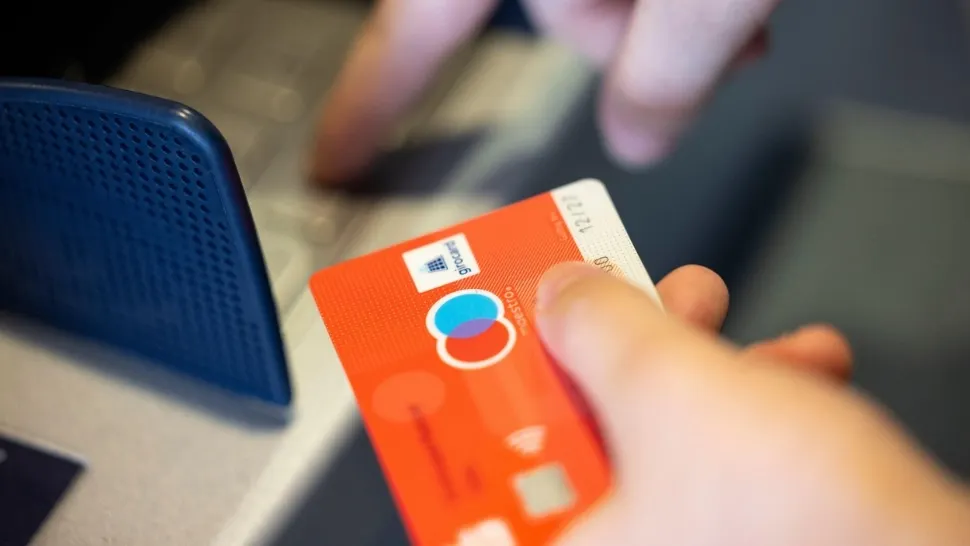 Atenție la operațiunile făcute la bancomate contactless. Cum vi se pot fura bani din cont fără să vă dați seama?