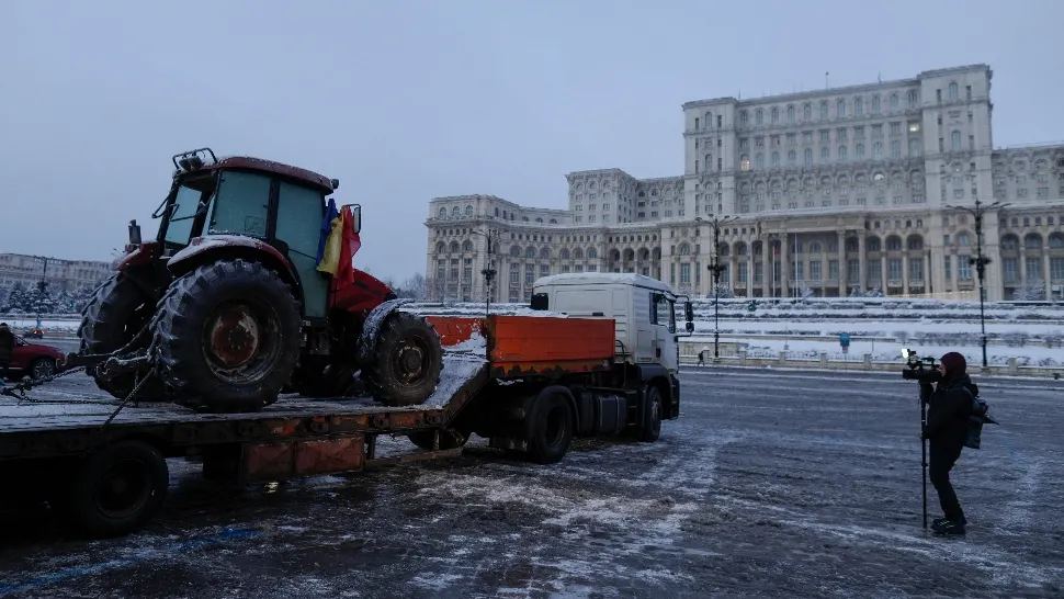 Un utilaj agricol adus pe platforma în spatiul destinat protestului aprobat in Piata Constitutiei. Inquam Photos / Octav Ganea