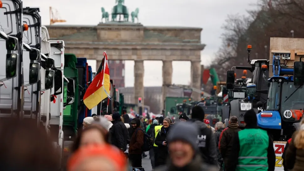Fermierii germani au luat cu asalt Poarta Brandenburg. Foto/Profimedia