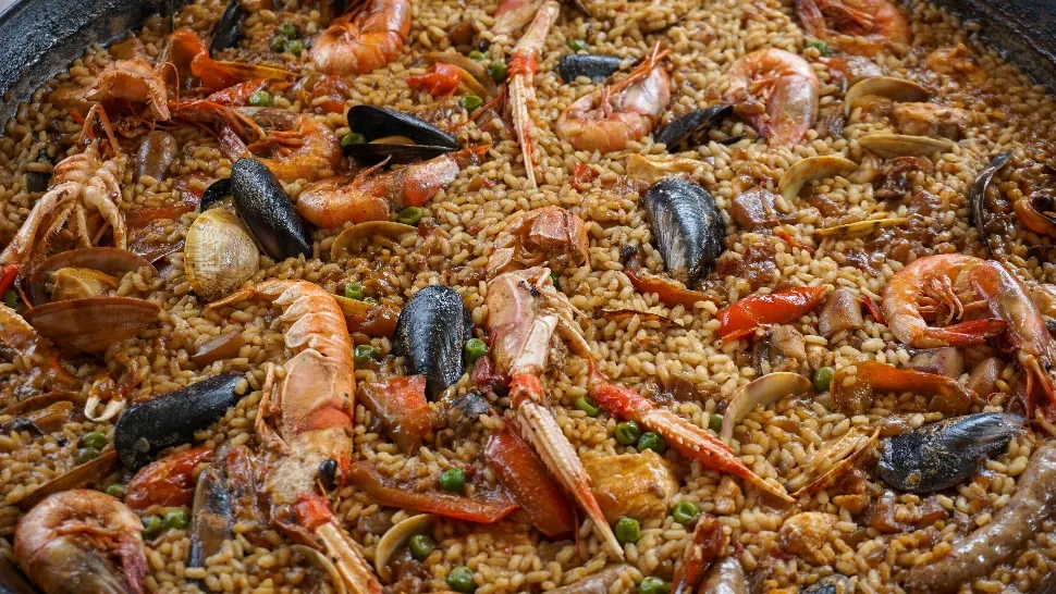 Dorul de Spania, alinat cu o rețetă delicioasă. Cum faci paella cu fructe de mare, rețeta clasică /unsplash.com