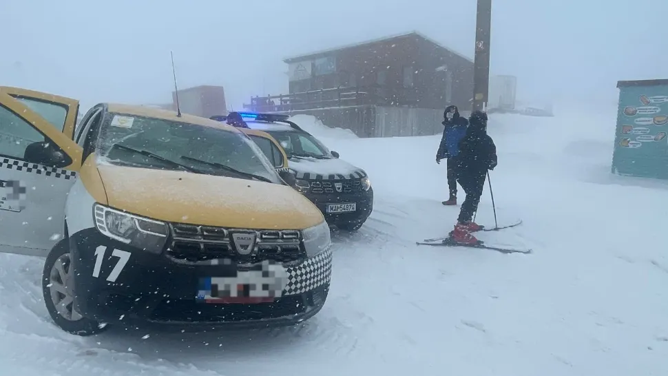 Un taximetrist a urcat cu mașina pe pârtie ca să lase un client. Incredibil ce le-a spus jandarmilor - FOTO