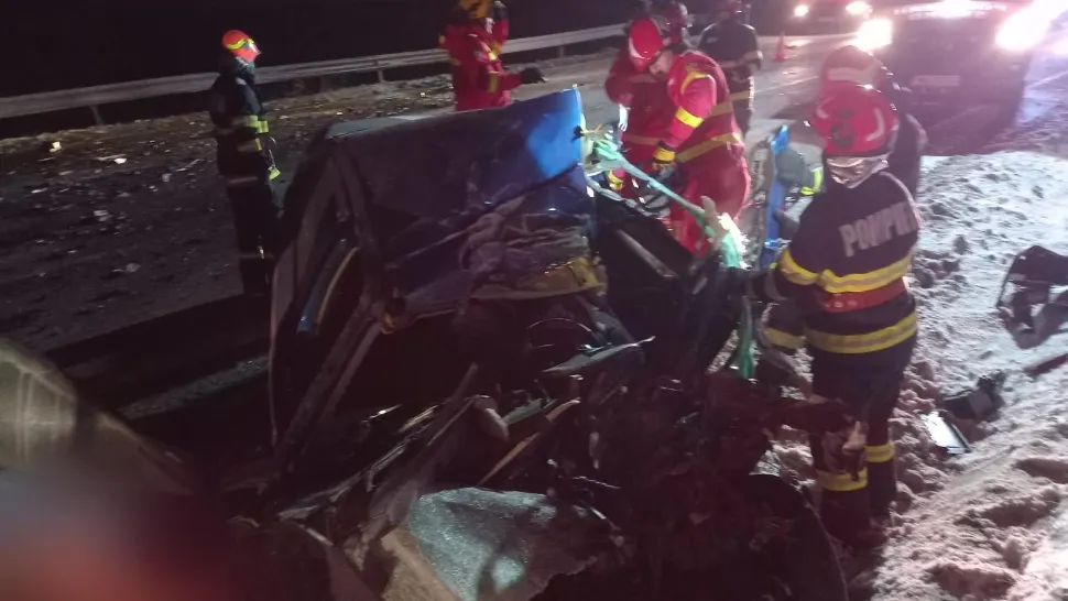 Un om a murit după ce autoturismul a fost lovit de un TIR. Foto/ISU