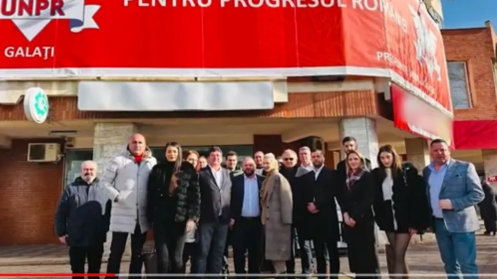 Membri și simpatizanți în fața noului sediu al partidului. Foto/UNPR
