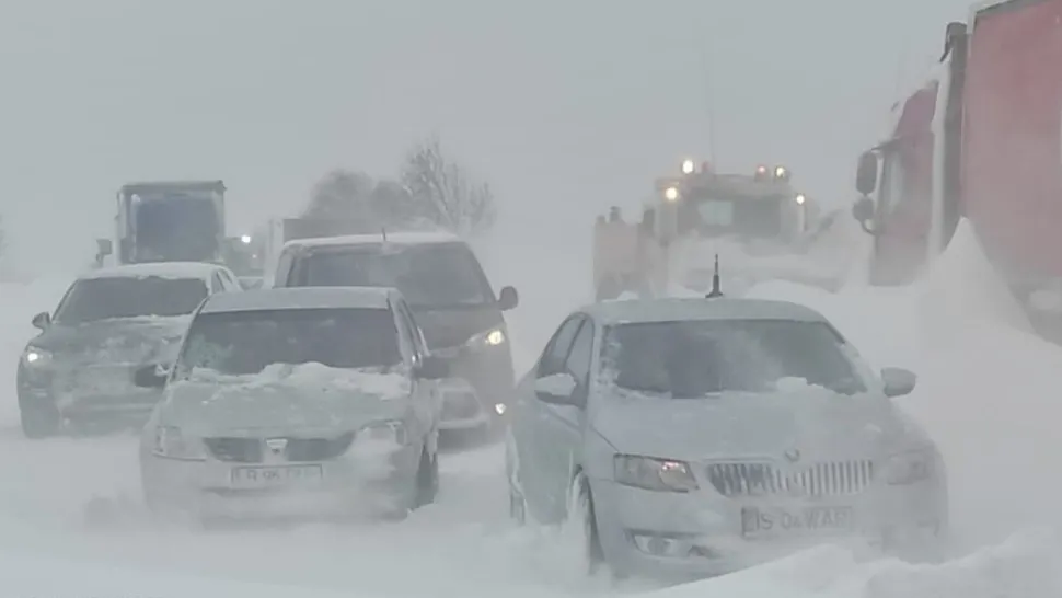 Microbuz răsturnat pe un drum înzăpezit din județul Dâmbovița. FOTO: arhiva