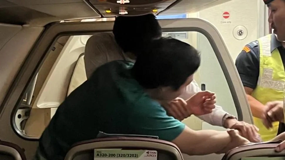 Incident la aeroport: Un bărbat a deschis uşa avionului şi a provocat coborârea toboganului de evacuare chiar înainte de decolare