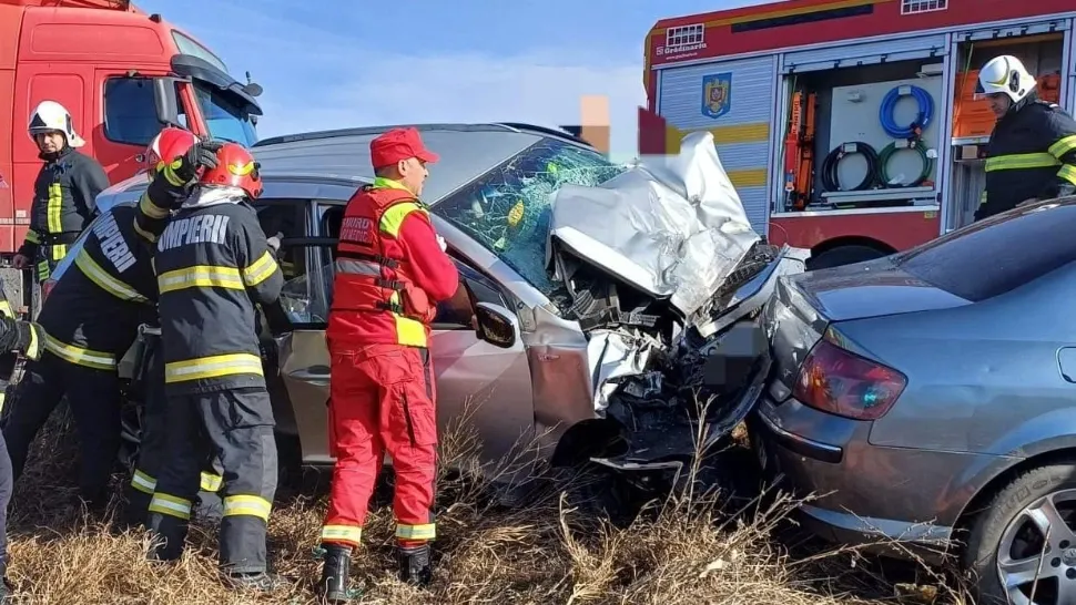 Accident înfiorător, în jud. Argeș: impact devastator între un camion și două mașini - două victime, trafic blocat. FOTO