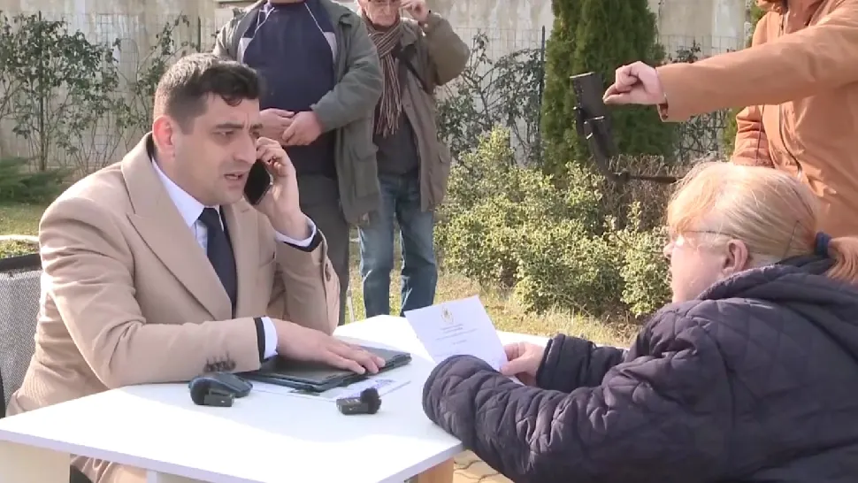 George Simion și alți parlamentari AUR au ieșit cu birourile în curtea Parlamentului - VIDEO