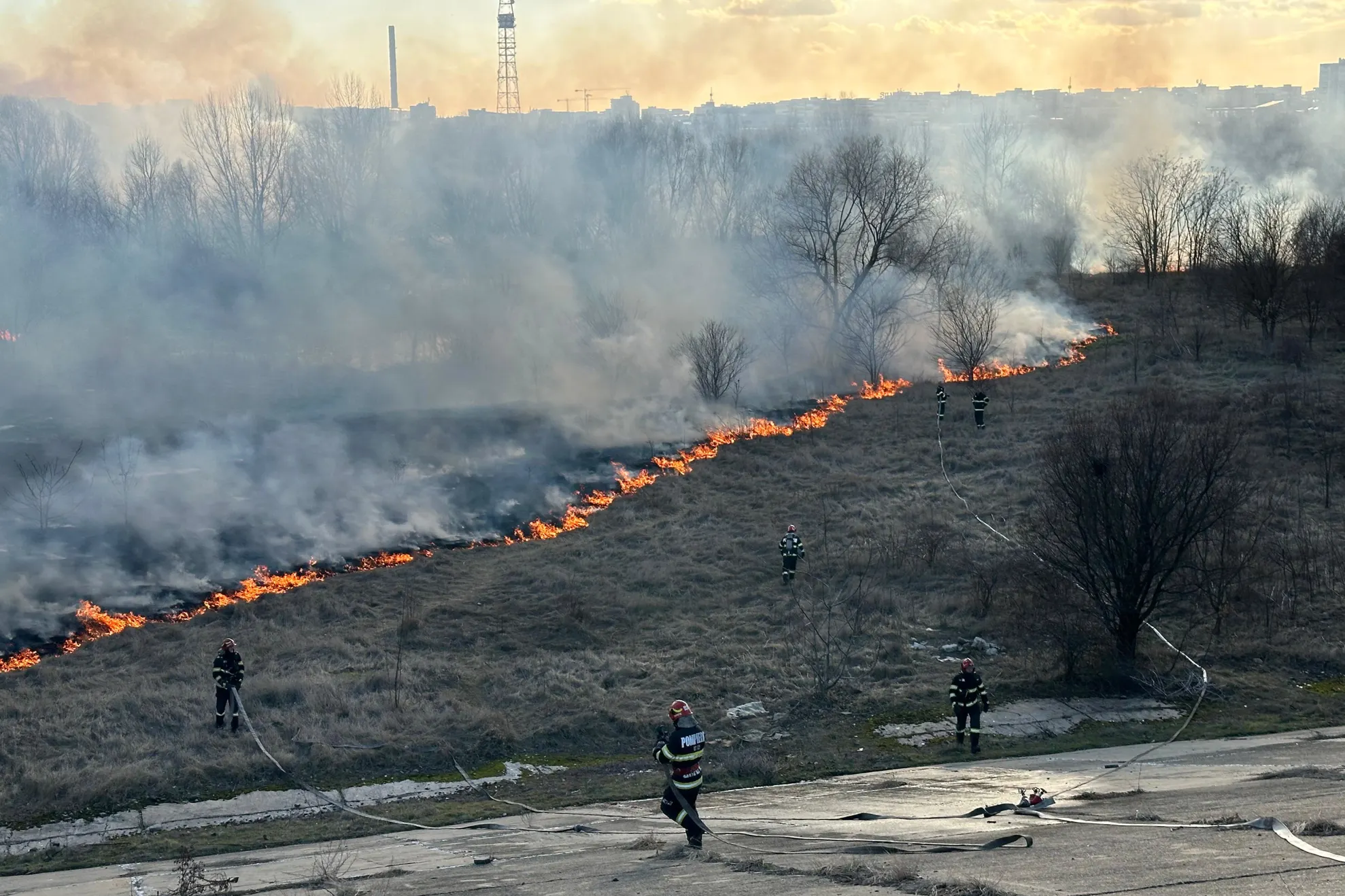 Două aeronave ale Forțelor Aeriene Române acționează la stingerea incendiului de pădure din județul Bacău