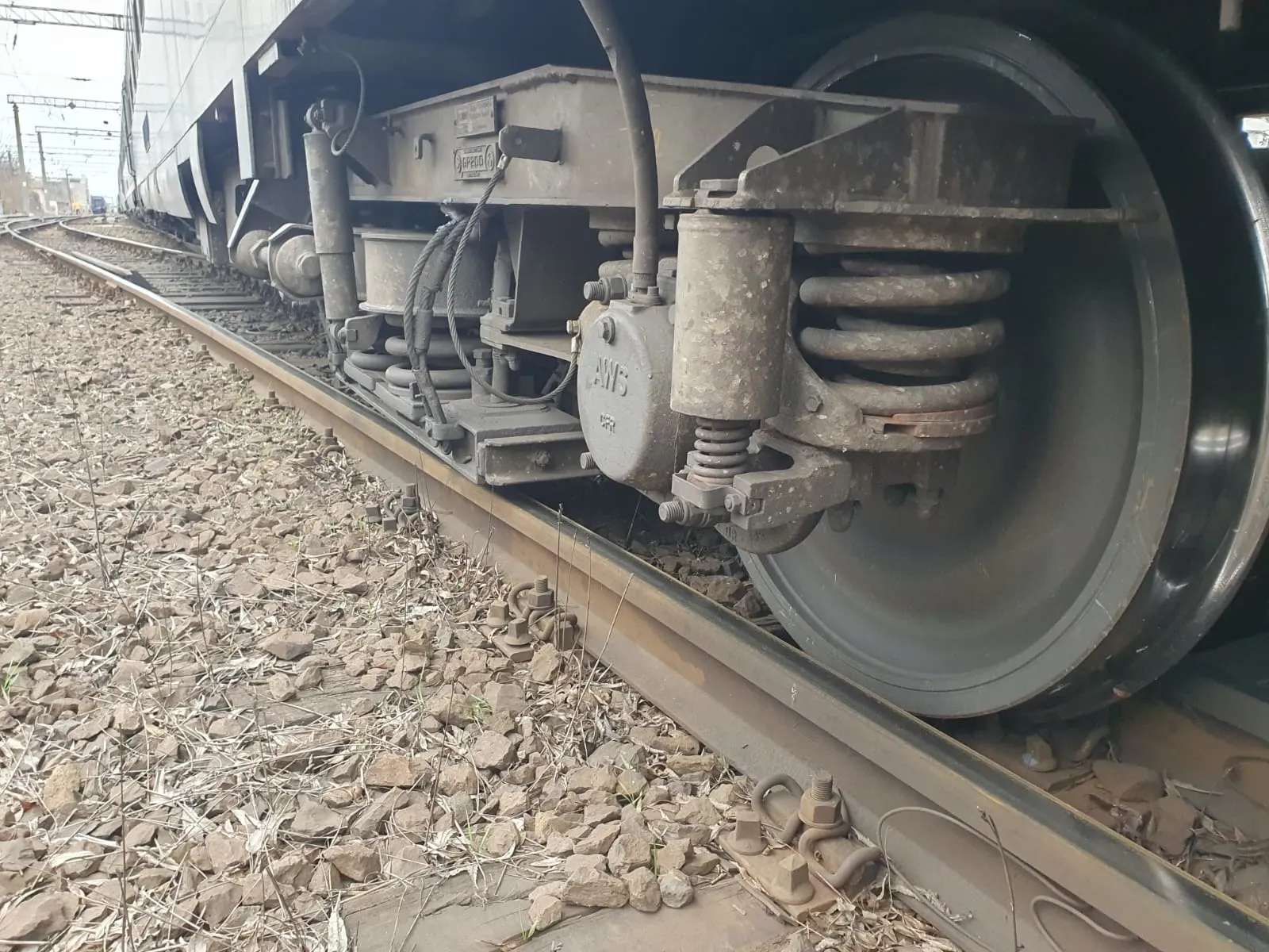 Tren de marfă deraiat, în Vâlcea. Circulația feroviară e oprită până joi
