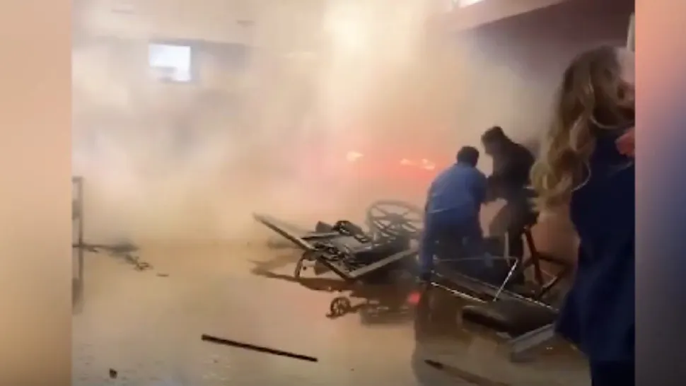 Un șofer a intrat cu mașina în Camera de gardă a unui spital din Texas/ Captură video