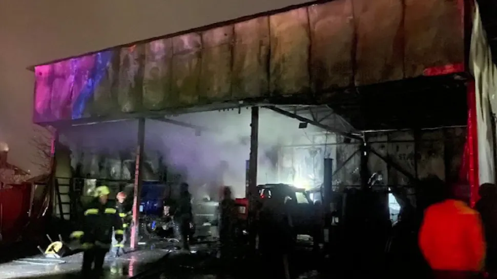 Incendiu devastator la un service auto din Curtea de Argeș. Proprietarul a ajuns la spital/ Captură video