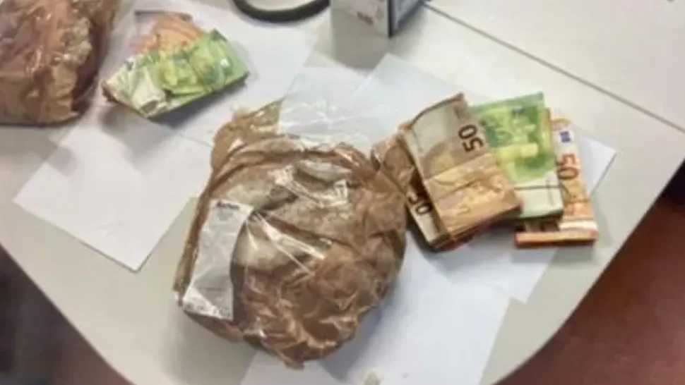 Încercarea nereușită a unui român de a-i păcăli pe polițiștii germani. Bărbatul a ascuns 33.000 în două pâini/ Captură video