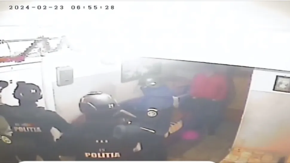 Un bărbat a fost pus la pământ și amenințat cu un pistol de mascați, în fața copilului de doar 4 ani/ Captură video