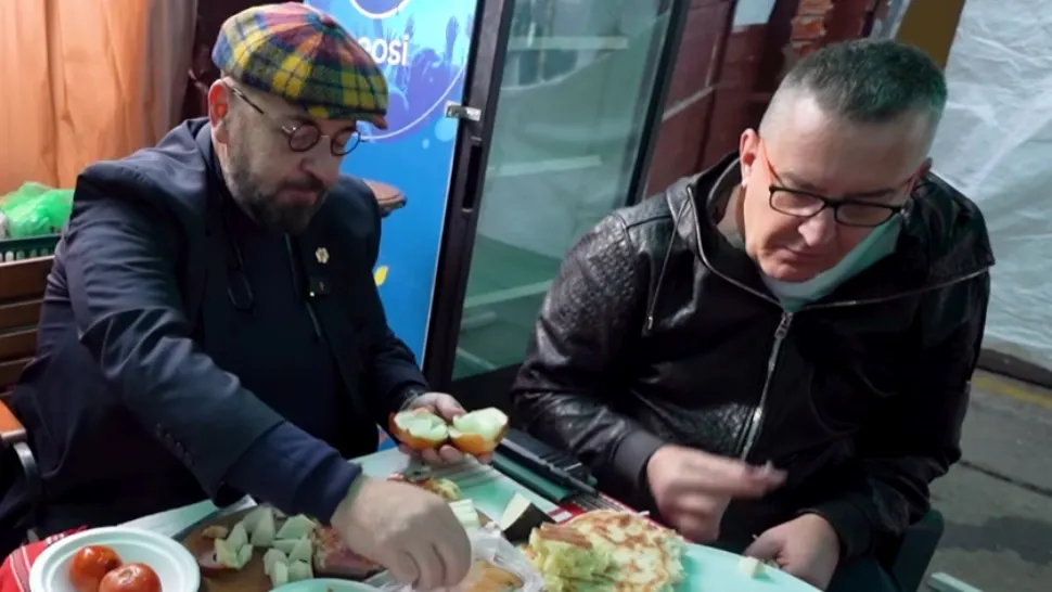 Piedone, viral pe rețelele sociale, după ce a mâncat slănină cu ceapă, la un târg din Sectorul 5/ Captură video