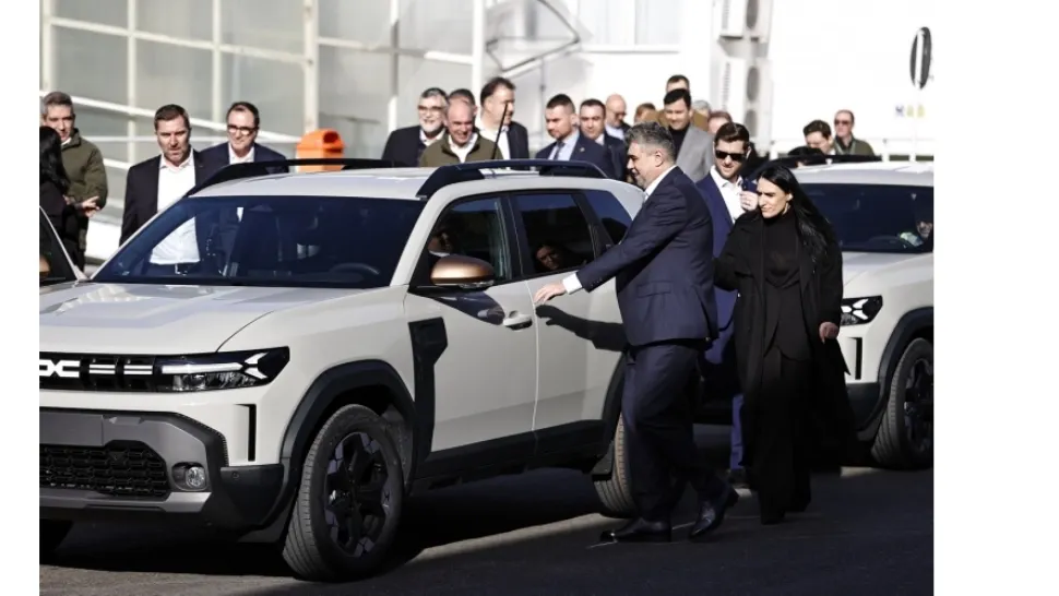 Marcel Ciolacu la drive test cu noul model Dacia Duster. Foto/Guvern
