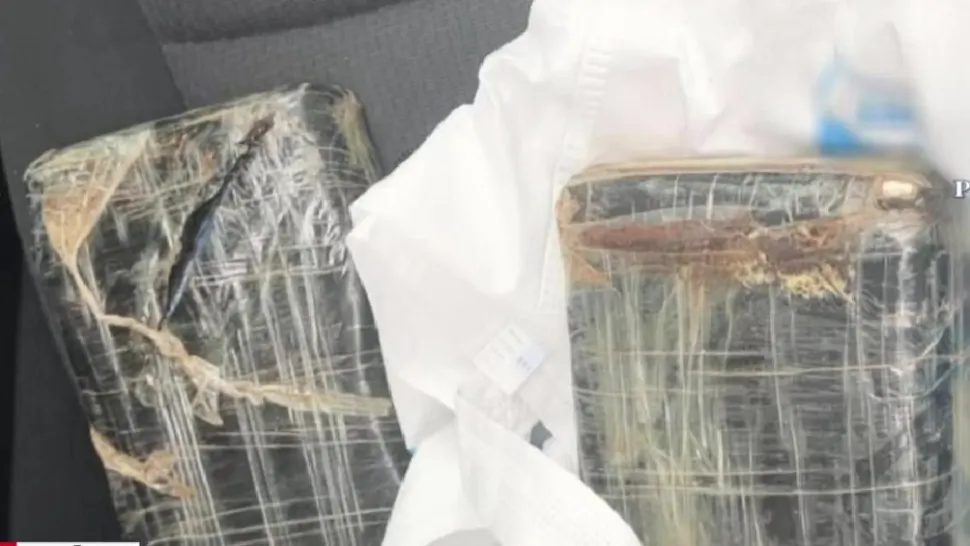 Cele două pachete cântăreau aproape 2 kilograme. Foto/Poliția Română