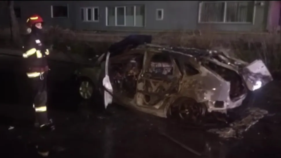 Un autoturism a explodat și s-a făcut scum, după ce a fost alimentat la o stație GPL din București - FOTO