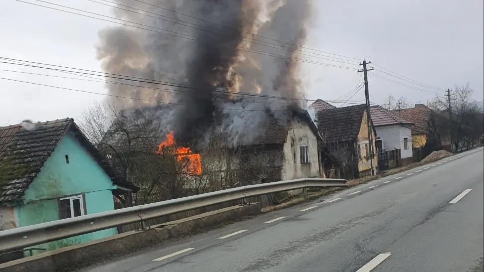 Flăcările s-au extins și în gospodărie. Foto/ISU