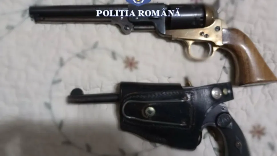 Arme și muniție, găsite în casa unei femei de 75 de ani. Foto/Poliția Română