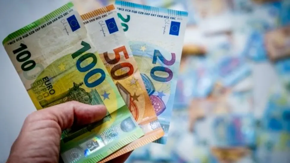 Vânătoarea de bancnote, noua nebunie de pe internet. Foto: Profimedia