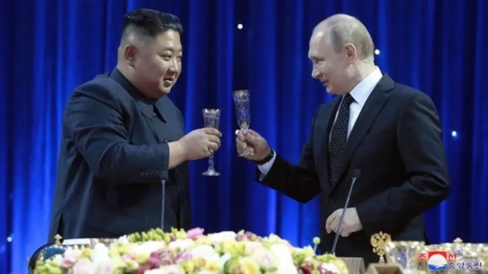  Vladimir Putin i-a făcut cadou lui Kim Jong Un o limuzină rusească. Foto: Profimedia