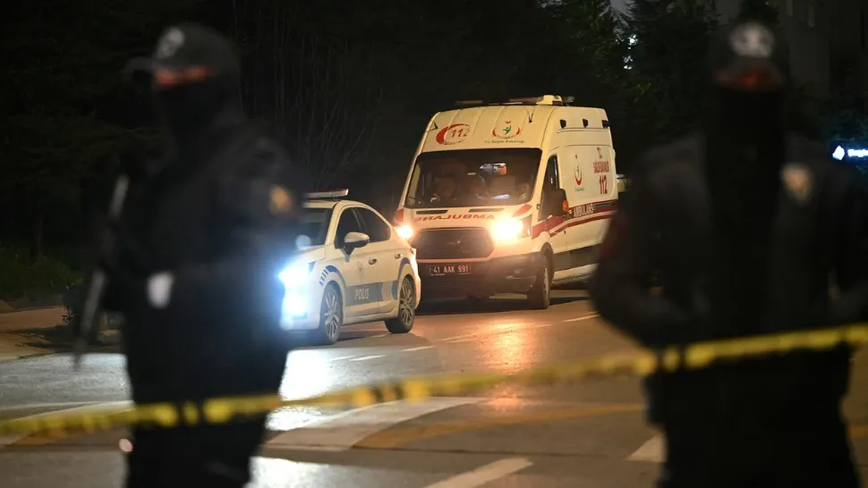 Muncitorii au fost eliberați de forțele polițienești după 9 ore. Foto/Profimedia