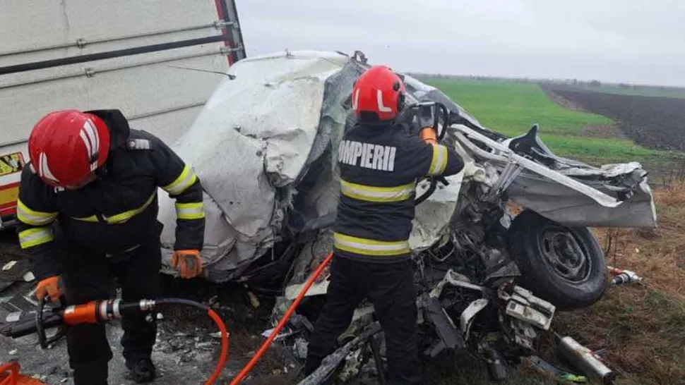 O autoutilitară şi un TIR s-au ciocnit pe DN2, în județul Buzău. 3 persoane au rămas încarcerate: cum se circulă/ Captură foto ISU Buzău