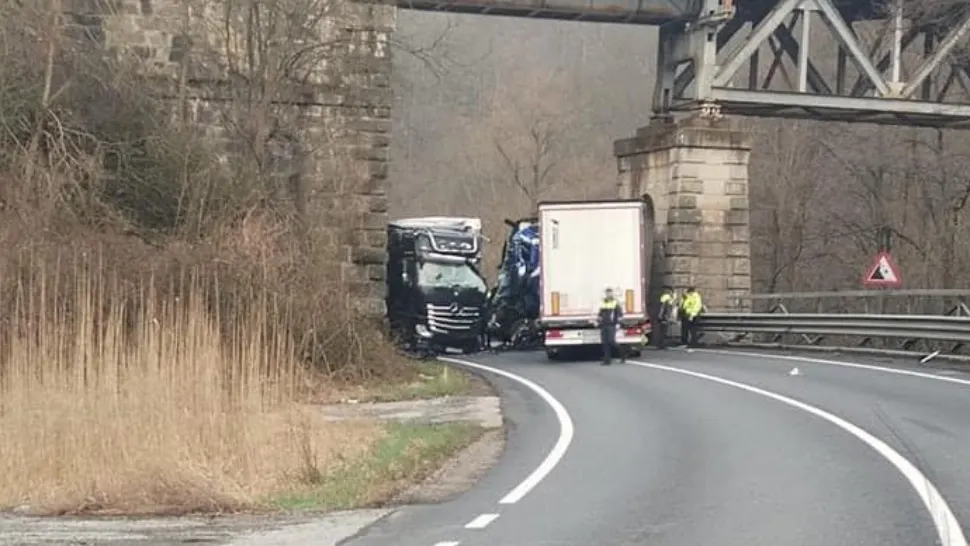 Accident cu două TIR-uri, pe DN6, în Caraș-Severin. Traficul, complet blocat în zonă: două victime - FOTO