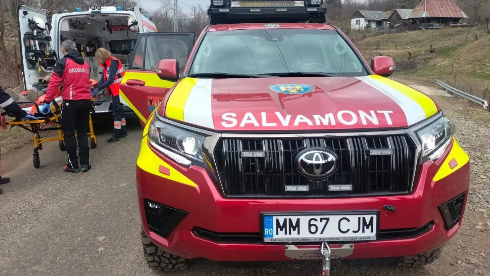 Salvamontiștii intervin pentru salvarea unui bătrân de 80 de ani care locuieşte într-o zonă greu accesibilă a județului Maramureș/ Foto: Salvamont Maramureș