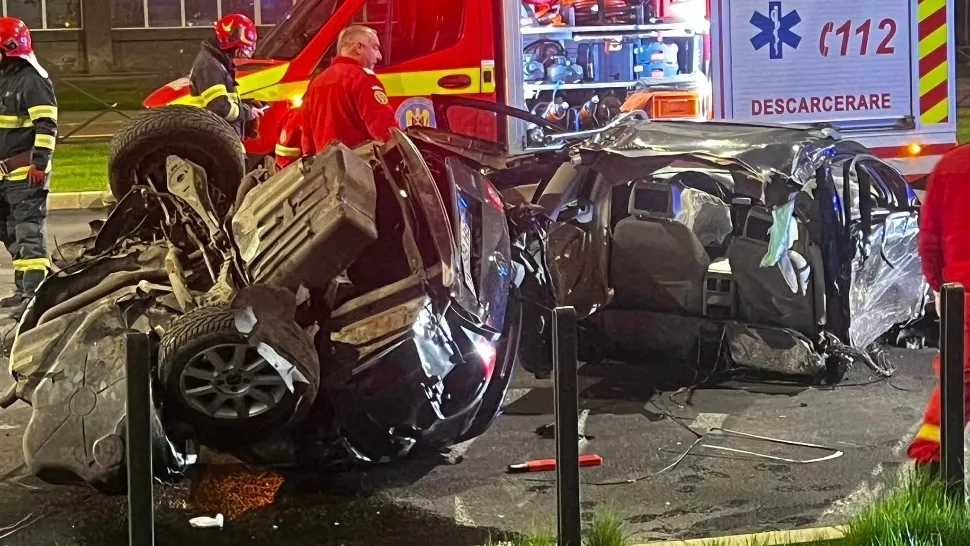 Accident înfiorător, pe un bulevard din Oradea: o mașină s-a rupt în două după ce a intrat în stâlp - FOTO