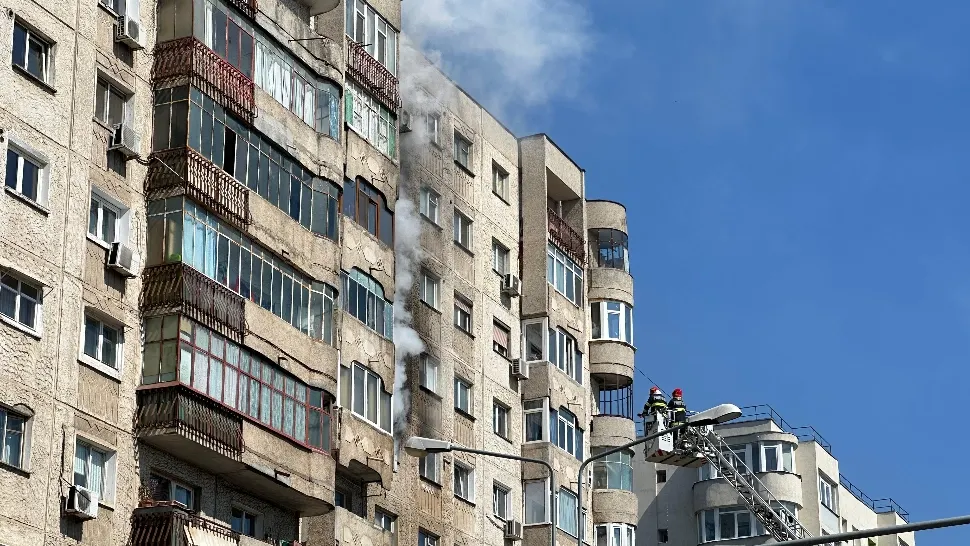 Incendiu puternic, într-un apartament de pe Șoseaua Pantelimon, în Capitală: zeci de persoane evacuate, 15 victime
