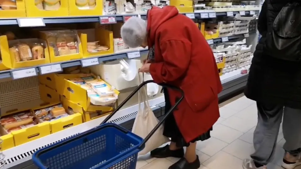 Batranica la cumparaturi