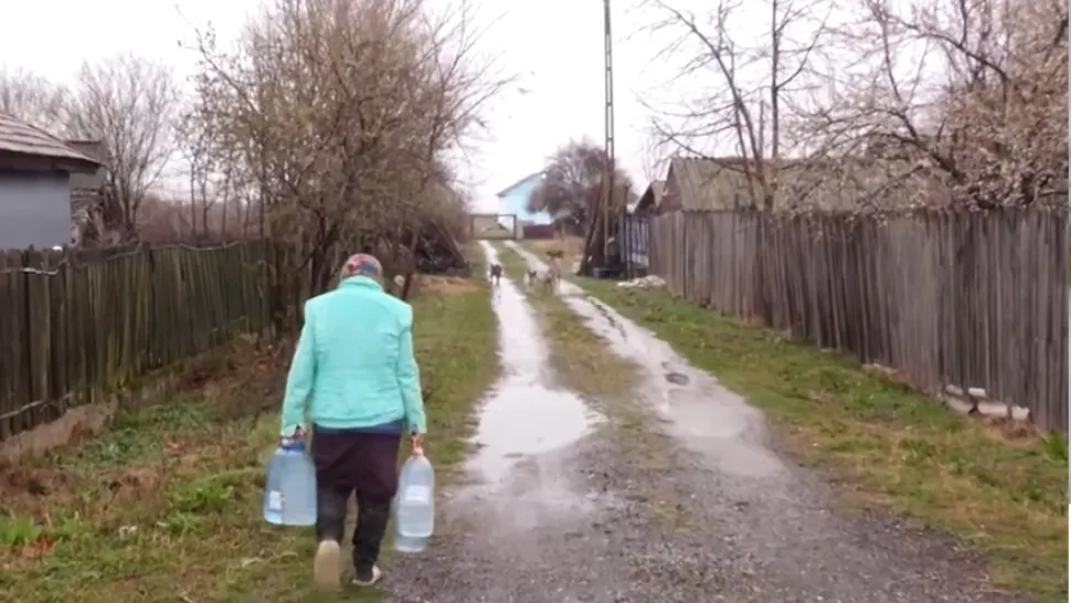 O comună întreagă din Mehedinți, fără apă potabilă. Oamenii sunt disperați: Miroase a mortăciune. Nu poți trăi, ce să mai/ Captură video Terra Sat