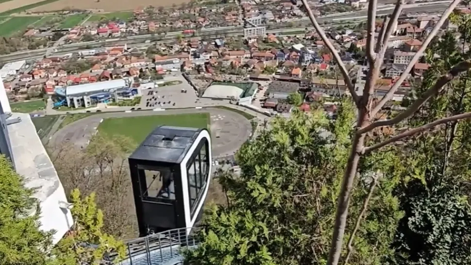 Revoltător! Telecabina de milioane de euro de la Deva s-a defectat la doar o zi după inaugurare. Ce spun autoritățile/ Captură video