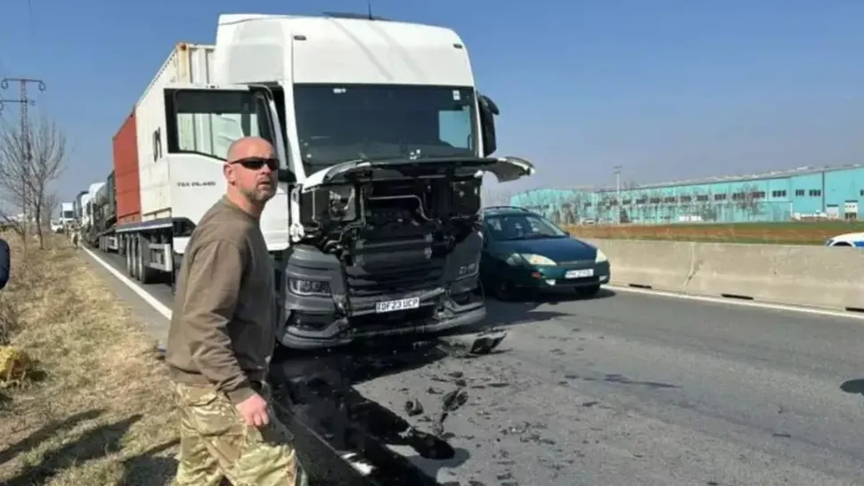Vehicule care transportau echipament militar către Baza Mihail Kogălniceanu, implicate într-un grav accident în lanț, în Prahova