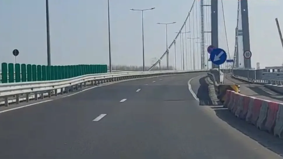 Un pod cu extrem de multe probleme. Foto/Arhivă