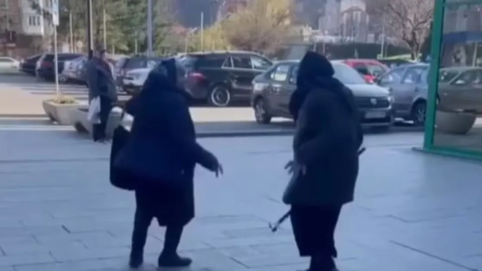 Bunicuțele s-au păruit și s-au lovit cu bastoanele. Foto/Captură video