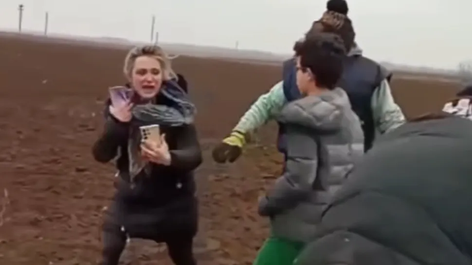 Amalia Bellantoni, colega de partid a Dianei Şoşoacă, și fiul acesteia, filmați în timp ce lovesc cu picioarele mai mulți bătrâni - VIDEO 