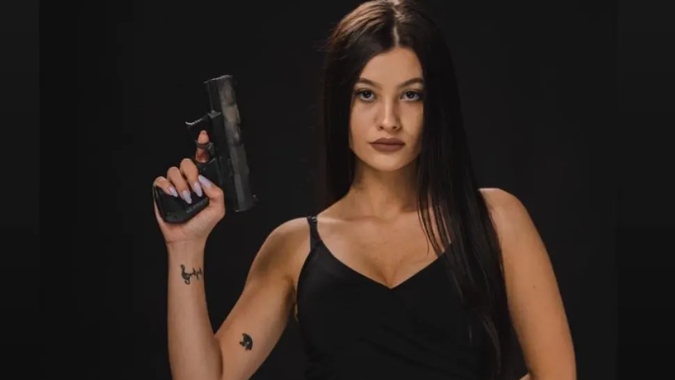 După ce a polarizat opinia publică prin „Macarena”, Erika Isac lansează o nouă melodie. Foto: Facebook