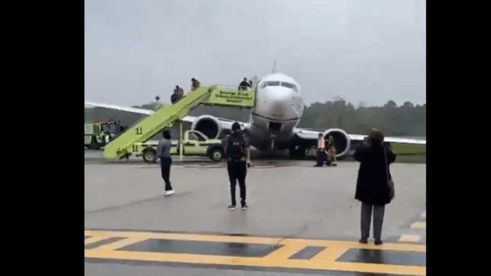 Cei 160 de pasageri şi şase membri ai echipajului nu au suferit răni. Foto/Captură video