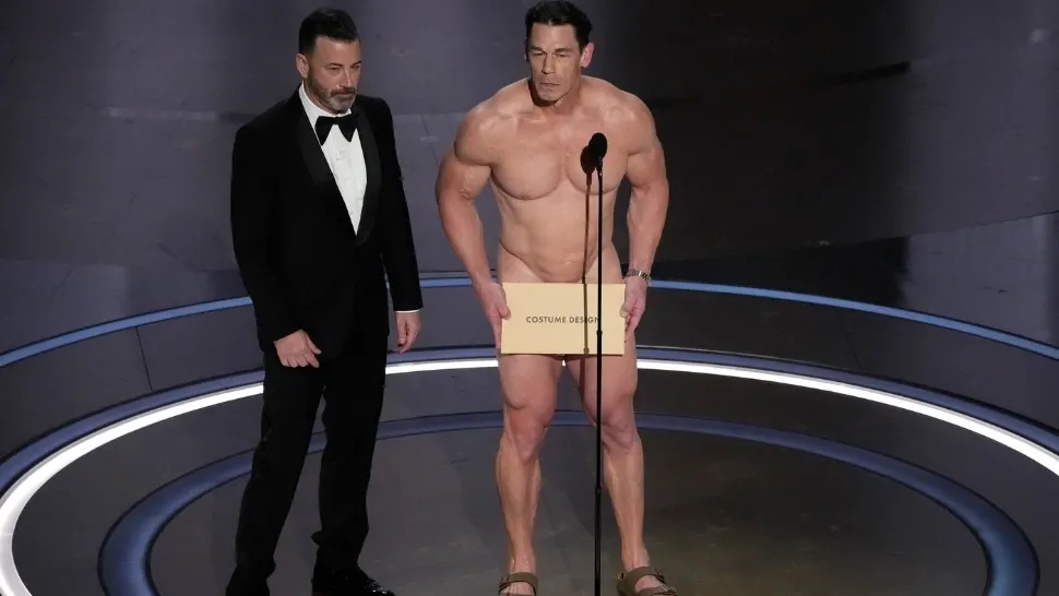 John Cena, gol-pușcă, pe scena Premiilor Oscar. Foto/Profimedia