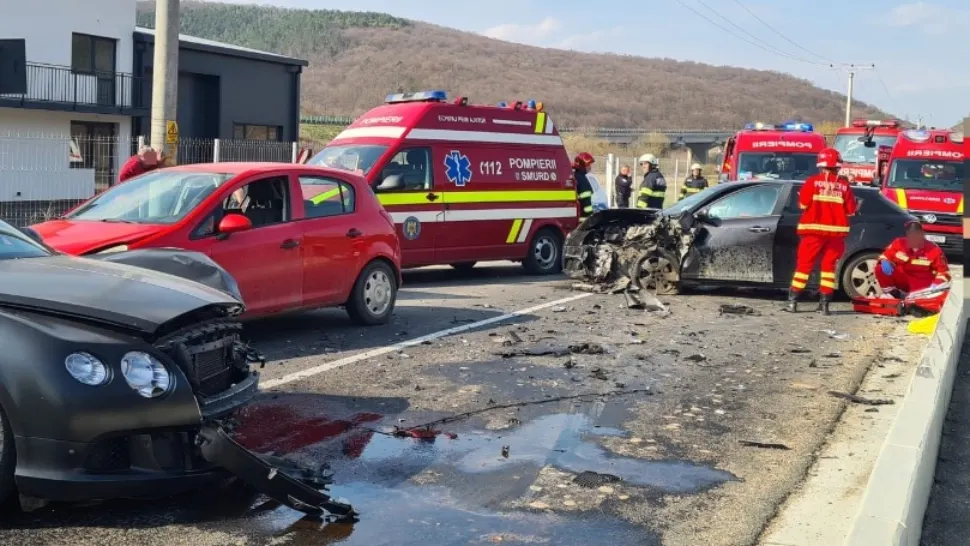 7 persoane au ajuns la spital în urma coliziunii celor 3 mașini. Foto/ISU