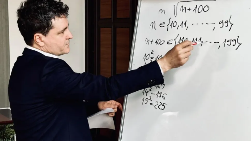 Nicușor Dan s-a scos singur la tablă. Edilul Capitalei a rezolvat subiectele la simularea probei de matematică a Bacalaureatului - VIDEO