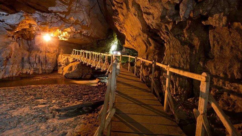 Peștera Bolii, singura din țară care are și o gară. De ce este căutată de turiști de zeci de ani: odată ce-i treci pragul...