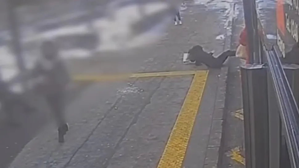Fata a fost împinsă după ce a amenințat că sună la 112. Foto/Captură video