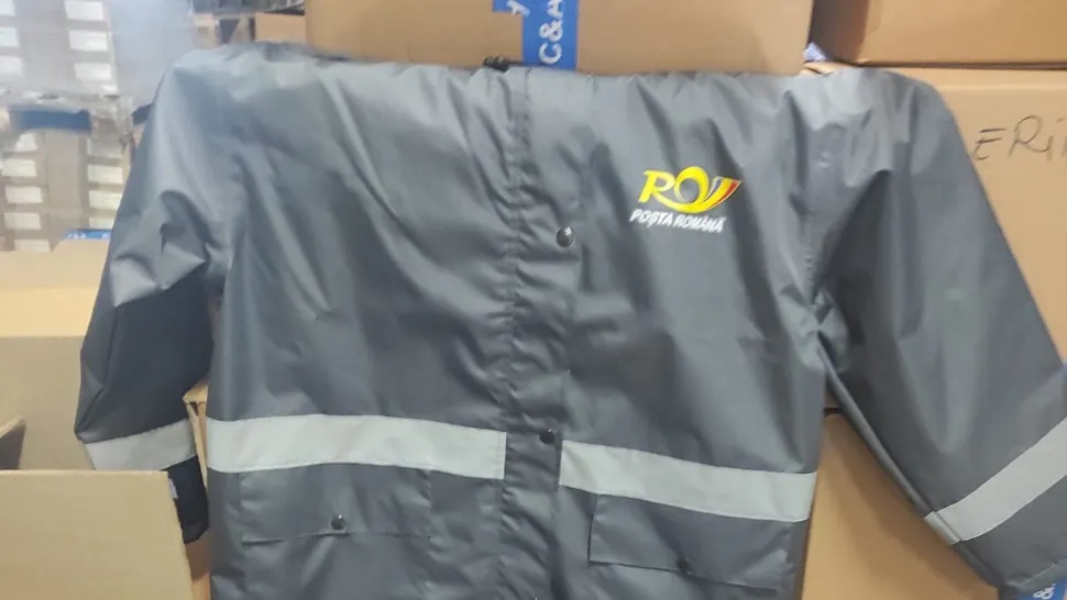 Scandal pe noile uniforme ale poștașilor. Parcă sunt din Coreea de Nord, acuză  sindicatele - FOTO