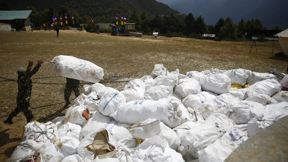 Alpiniştii care urcă pe Everest, obligați să-și adune FECALELE în saci, la fel ca în cazul animalelor de companie