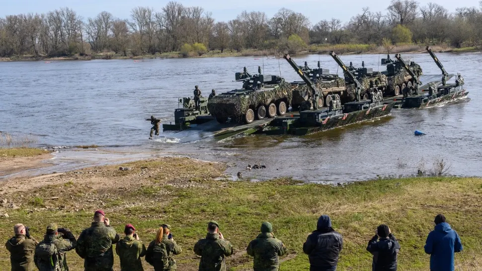 Forţa de reacţie a NATO poate intra, staţiona sau tranzita România. Foto: Profimedia