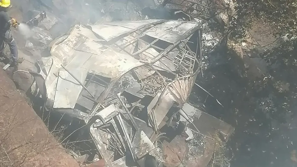 45 de oameni au murit, după ce un autobuz s-a prăbușit în gol, de la zeci de metri. Tragedie în Africa de Sud - VIDEO