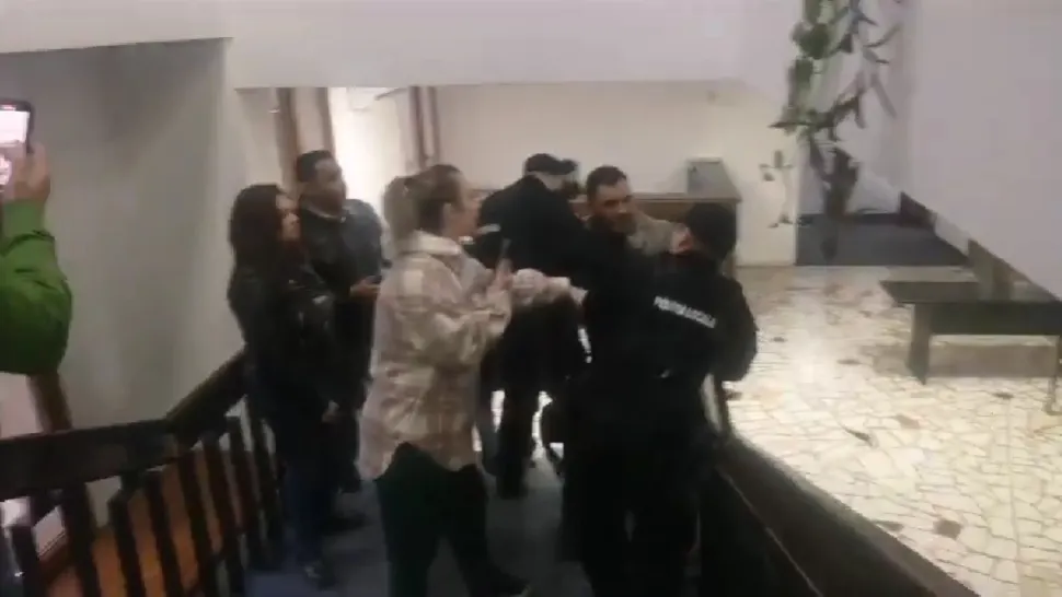 Simpatizanții Dianei Șoșoacă, scandal și bătaie în Primăria Constanța. Foto: Captură YouTube